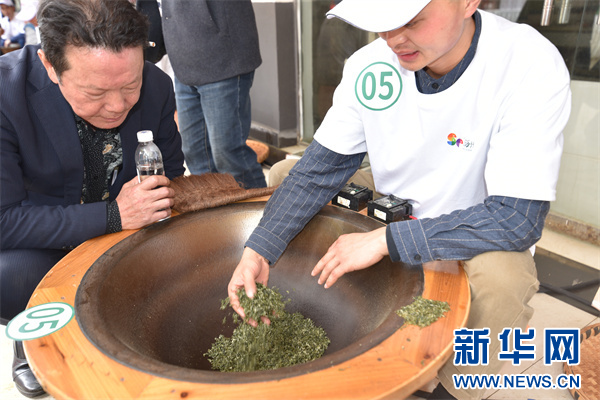 ayx爱游戏贵州开阳：贡茶故里上春山 以茶为媒赛技能(图3)